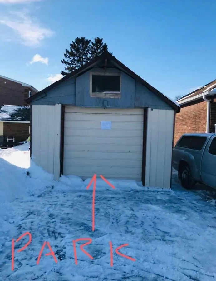 Дом отдыха Отель 304 Cosburn Avenue Торонто