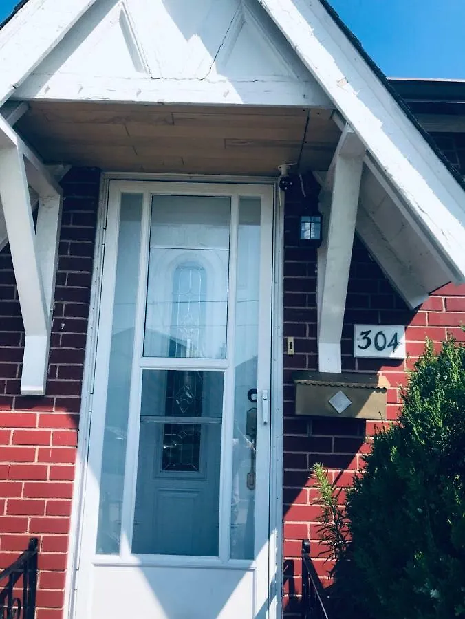 Дом отдыха Отель 304 Cosburn Avenue Торонто Канада